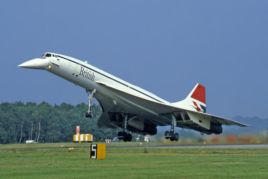 British_Airways_Concorde_at_1982_Farnborough.jpg